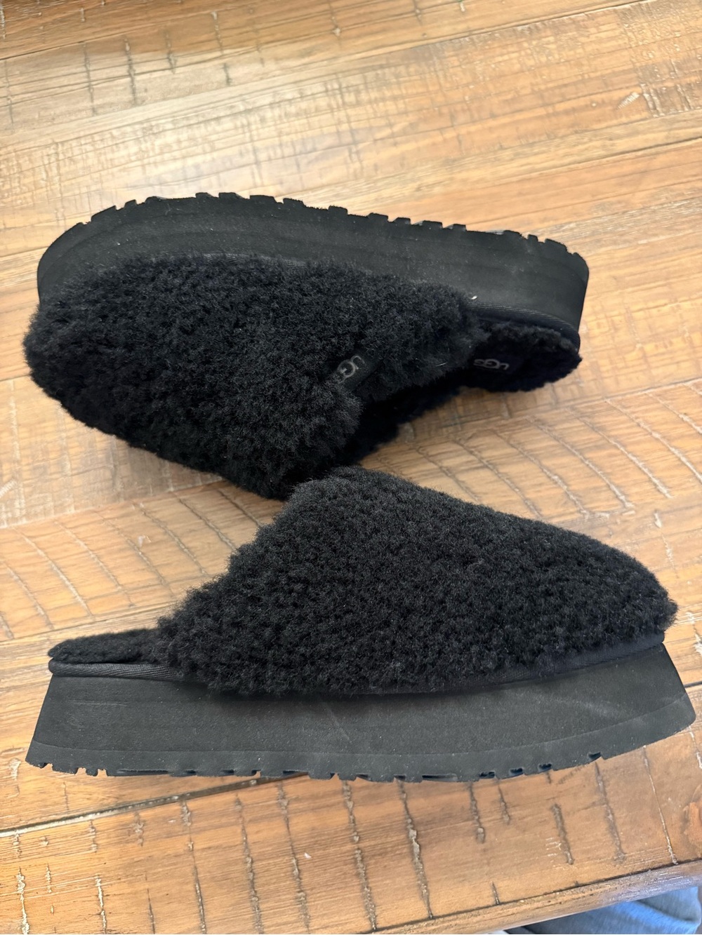 UGG Black Sheepskin Slippers Women’s Size 8 EU 39 Cozy Slip-On - Picture 2 of 8
